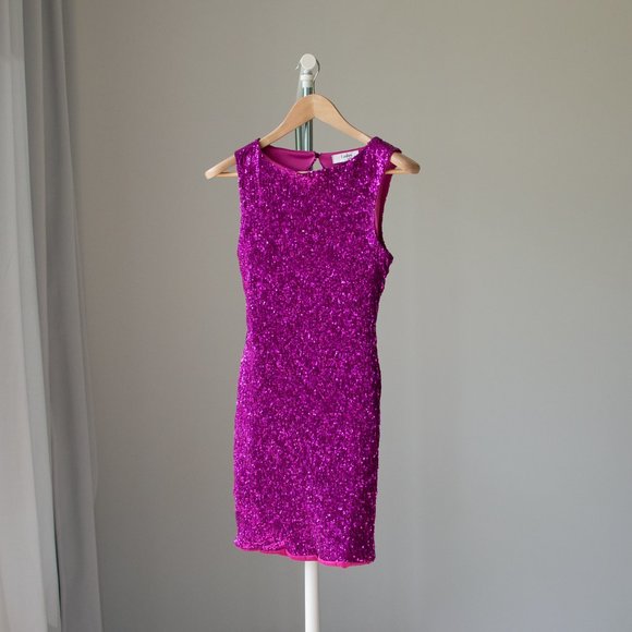 Pink sequin bodycon dress - Picture 3 of 11